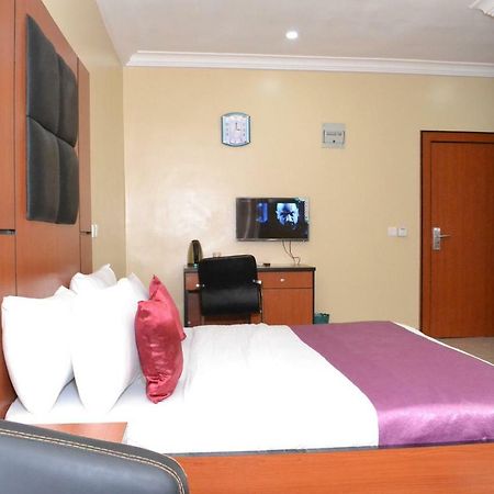 Limoh Suites Benin City Bagian luar foto