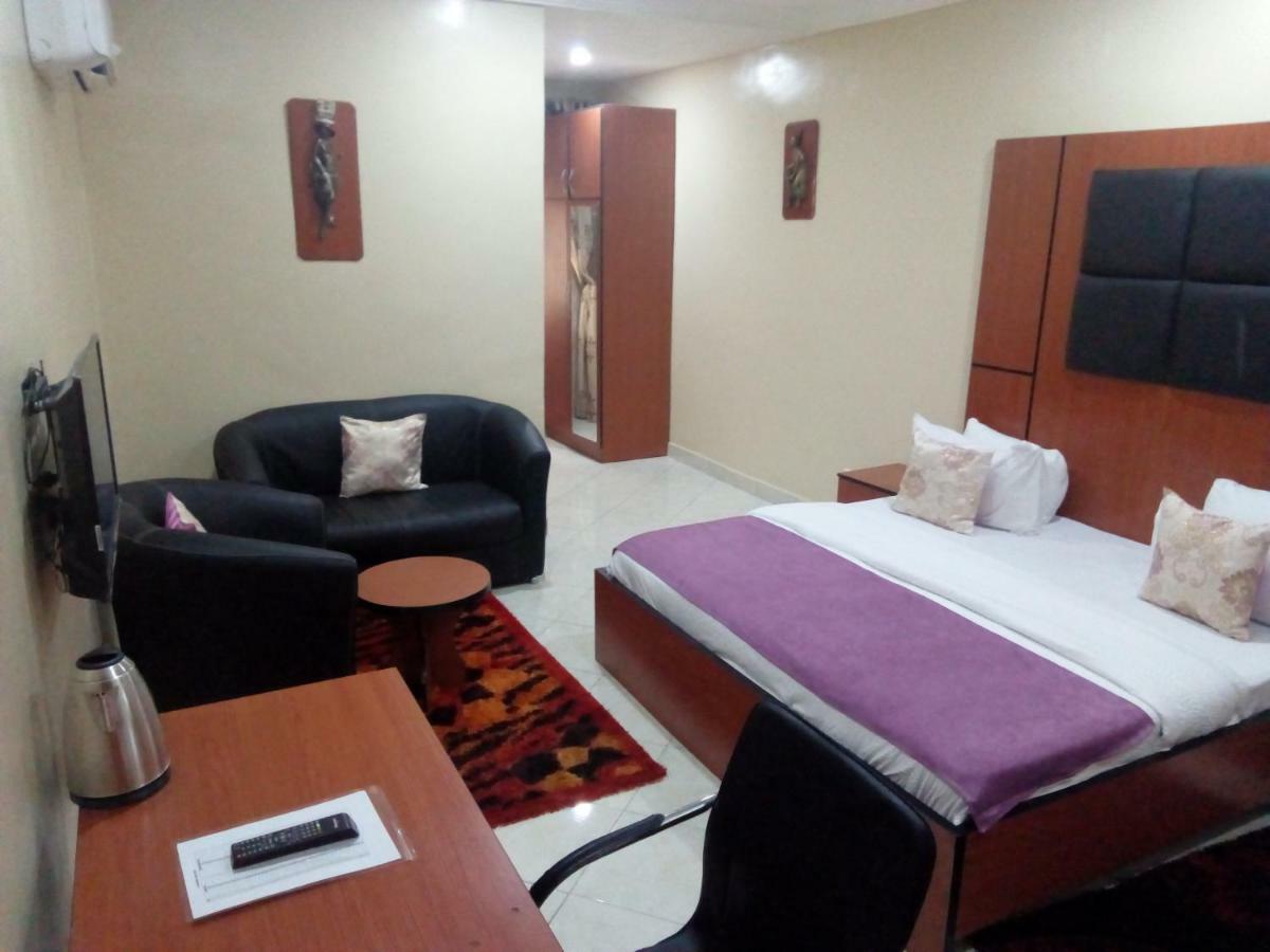Limoh Suites Benin City Bagian luar foto