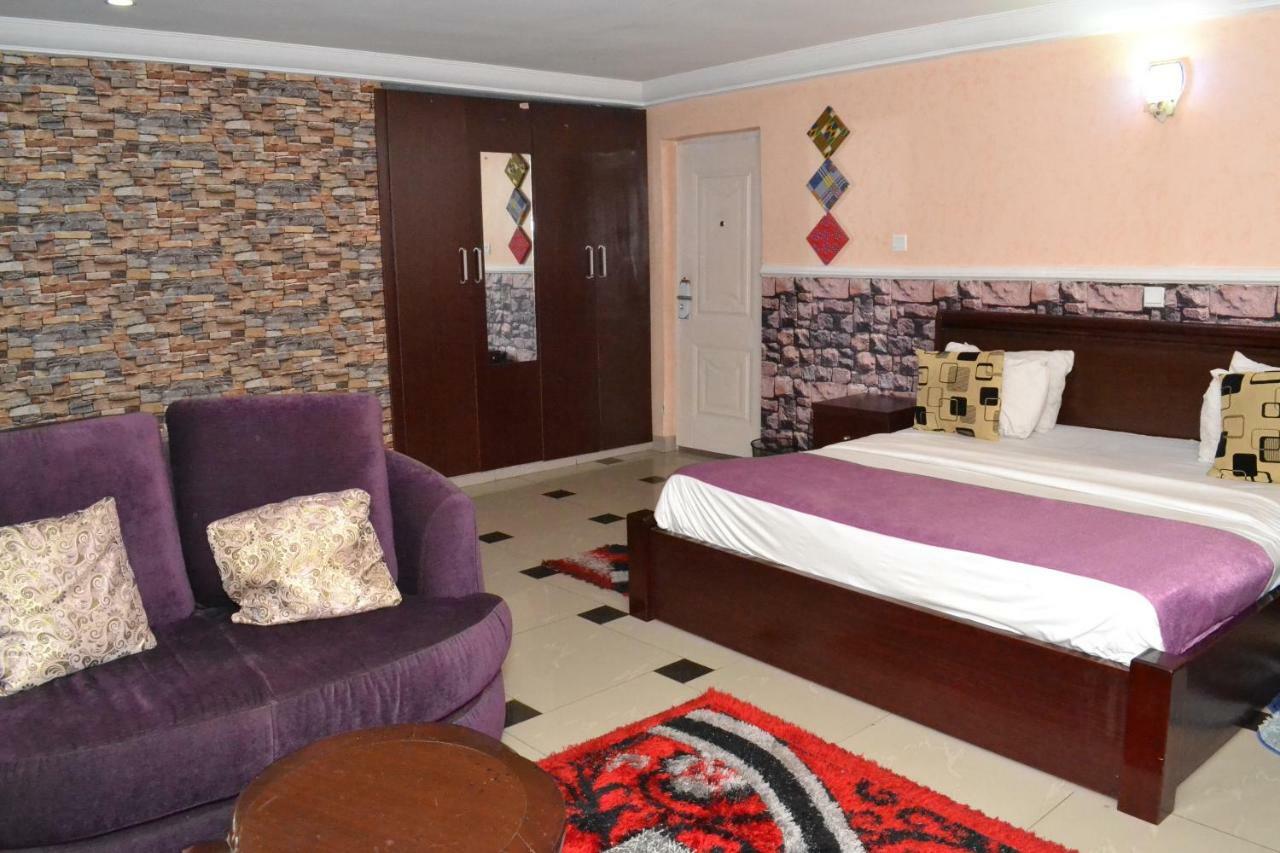 Limoh Suites Benin City Bagian luar foto