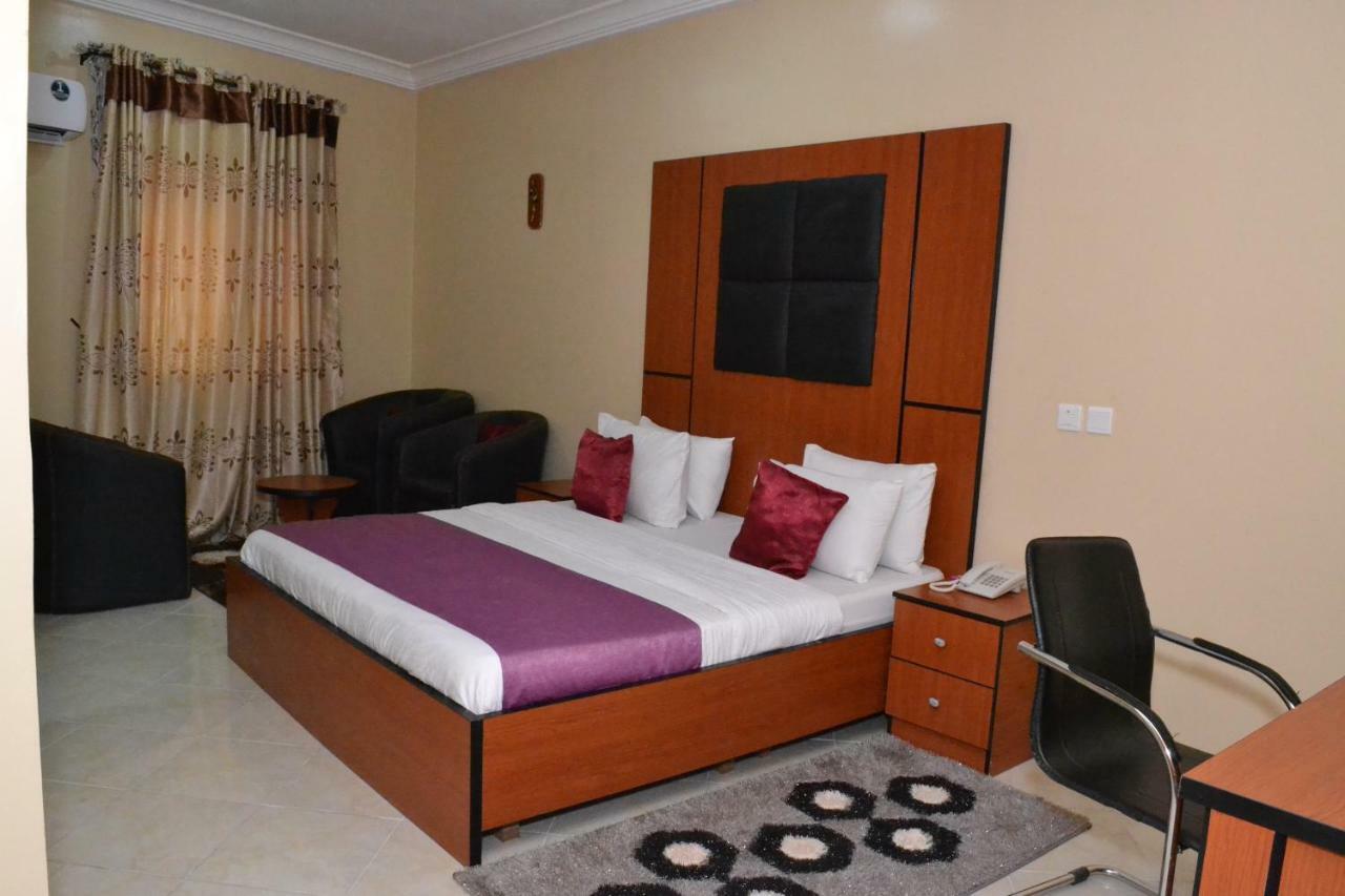 Limoh Suites Benin City Bagian luar foto