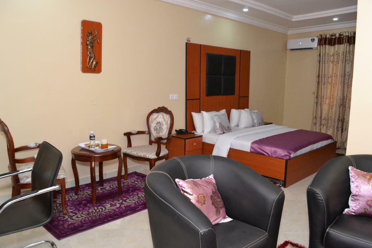 Limoh Suites Benin City Bagian luar foto