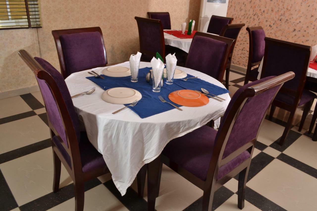 Limoh Suites Benin City Bagian luar foto