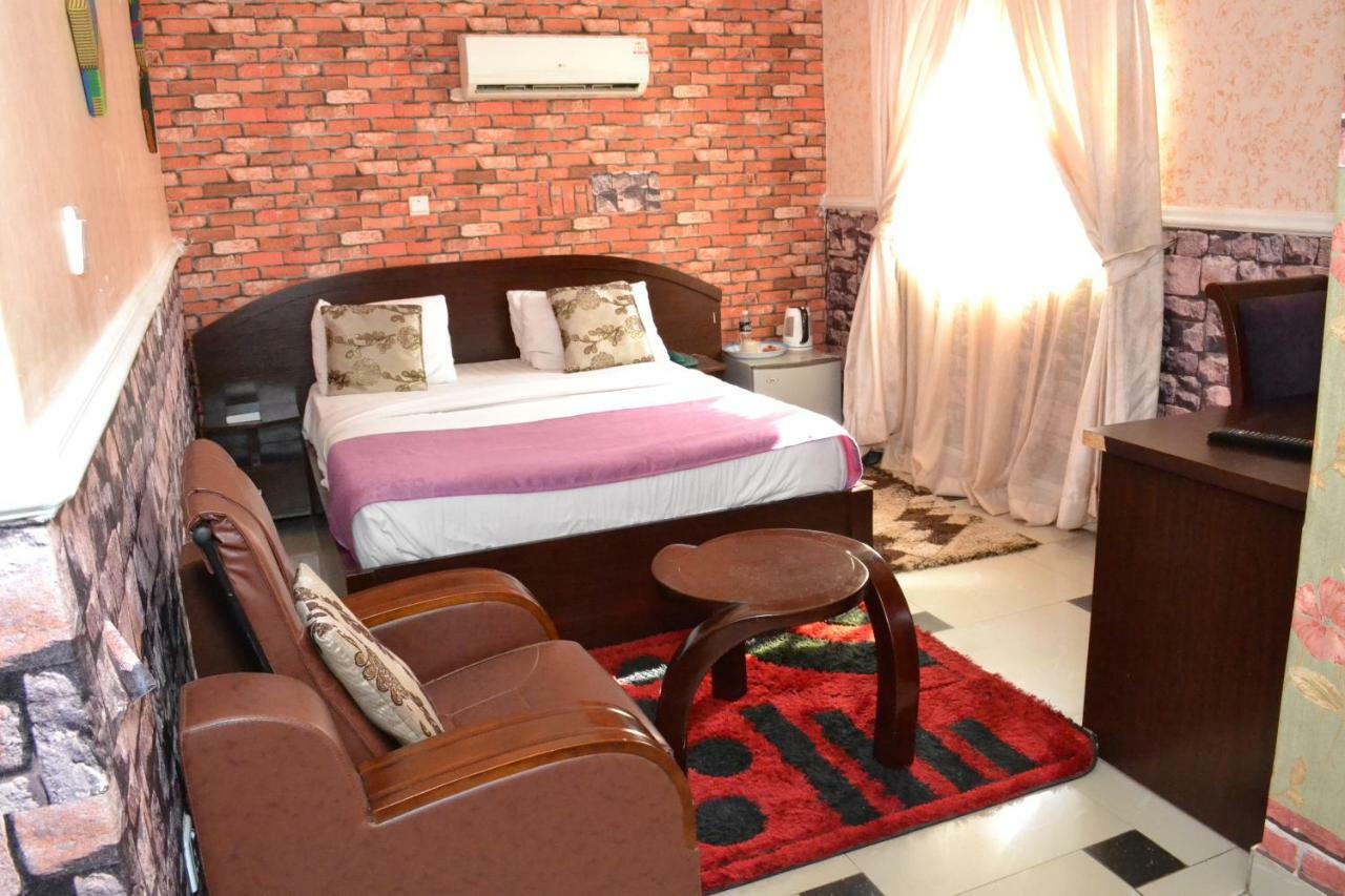 Limoh Suites Benin City Bagian luar foto