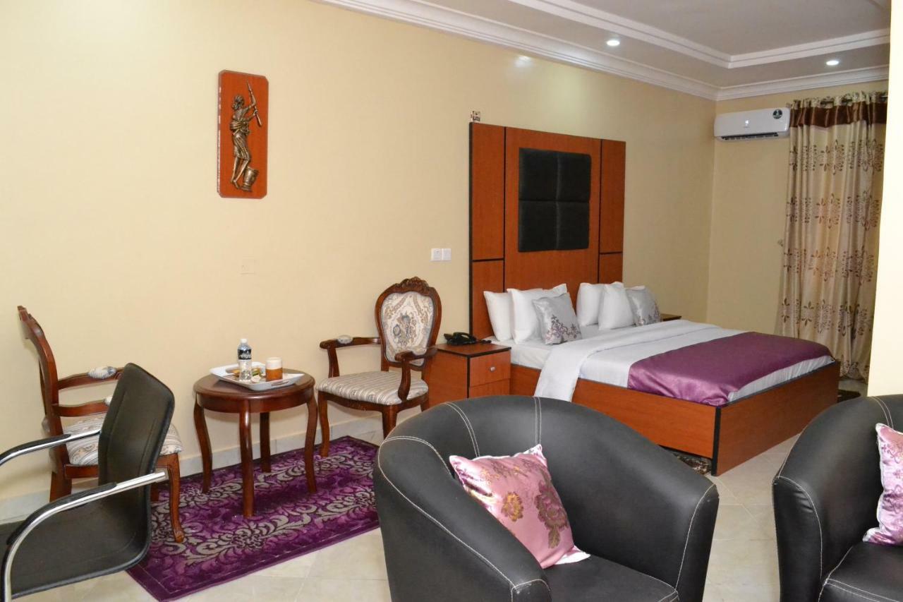 Limoh Suites Benin City Bagian luar foto