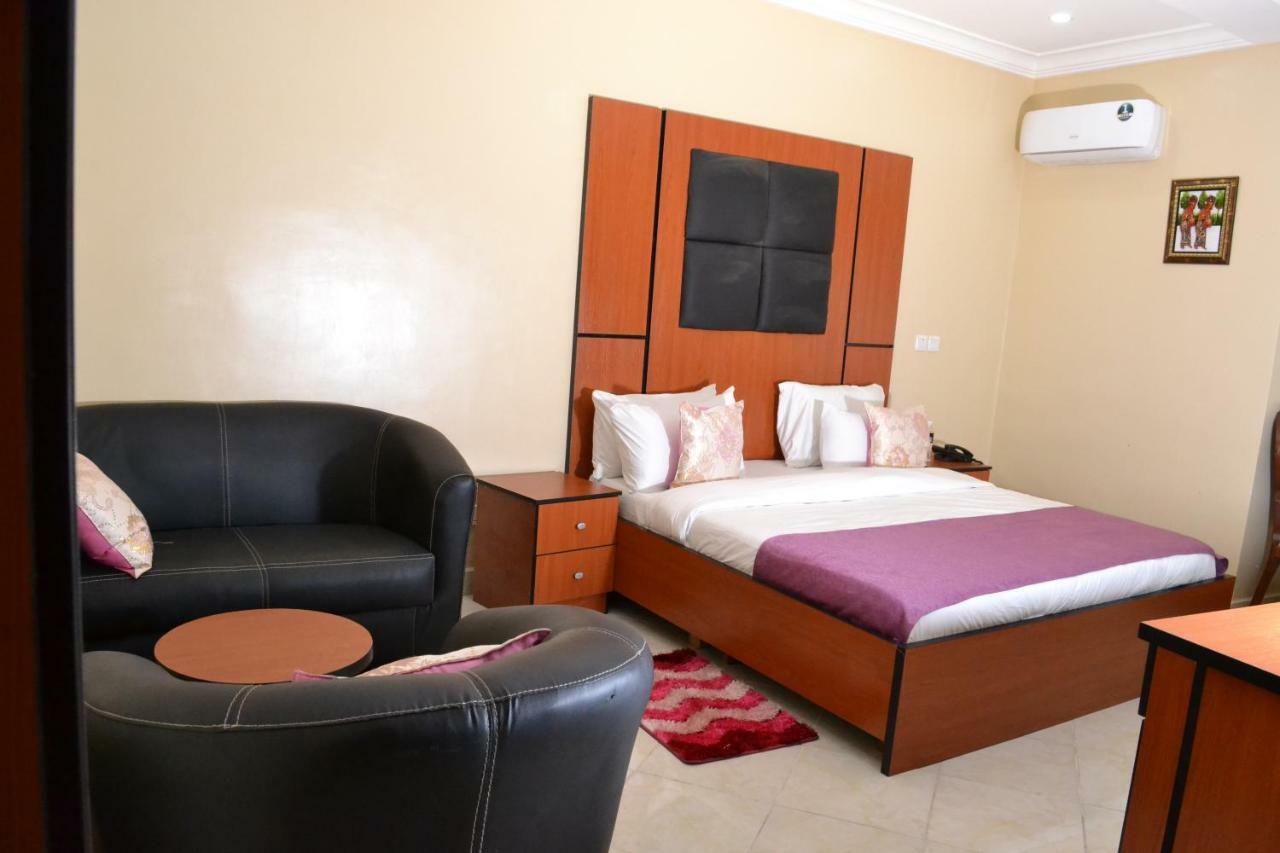 Limoh Suites Benin City Bagian luar foto