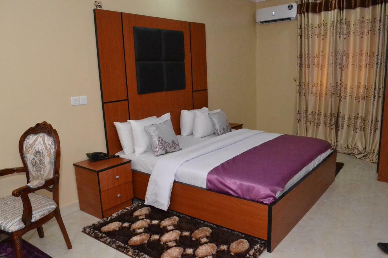 Limoh Suites Benin City Bagian luar foto