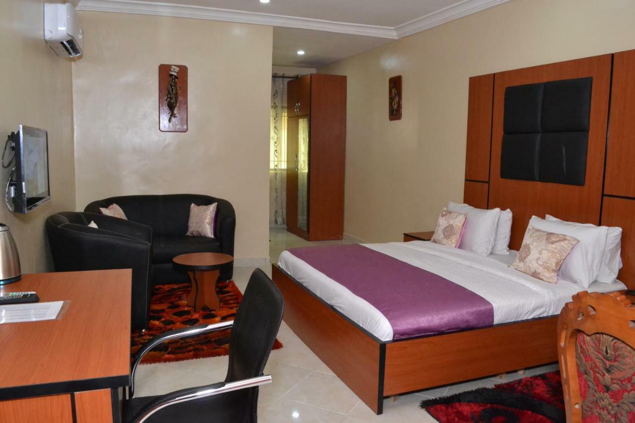 Limoh Suites Benin City Bagian luar foto